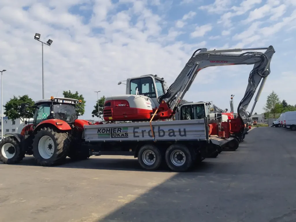 Bagger und Traktor von Erdbau Kohler Lukas auf Tieflader
