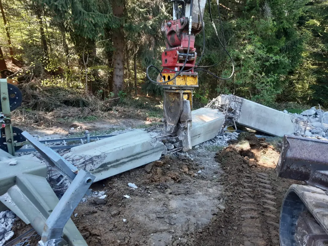 Abbruch von Betonträger mit Hydraulikhammer im Waldgebiet