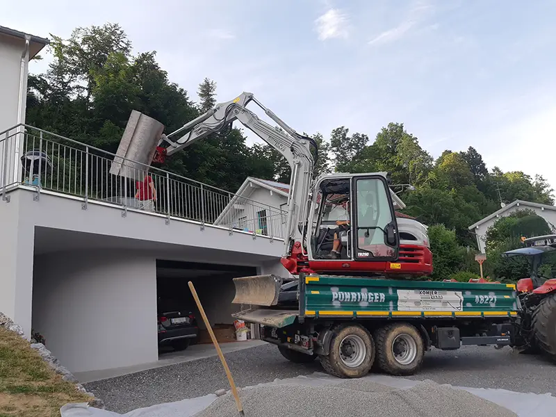 Bagger von Erdbau Kohler Lukas auf Anhänger